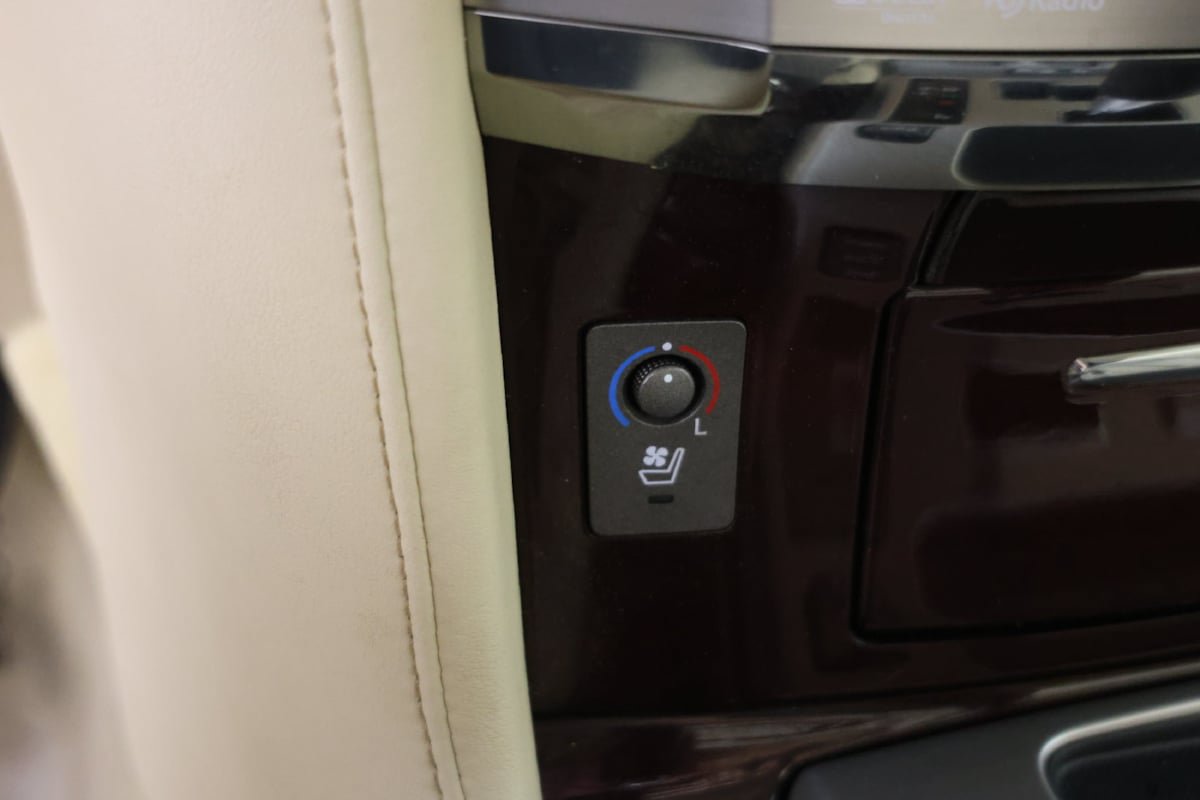 Used 2013 Lexus LX 570 4WD w/ Luxury Pkg w/Pre-crash image 9