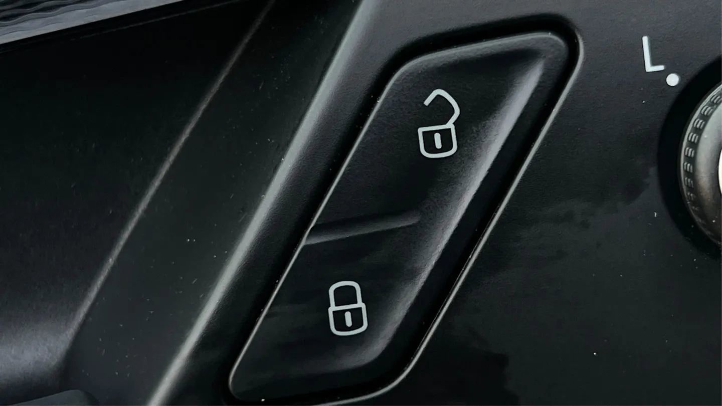 Used 2017 Volkswagen GTI SE FWD image 41