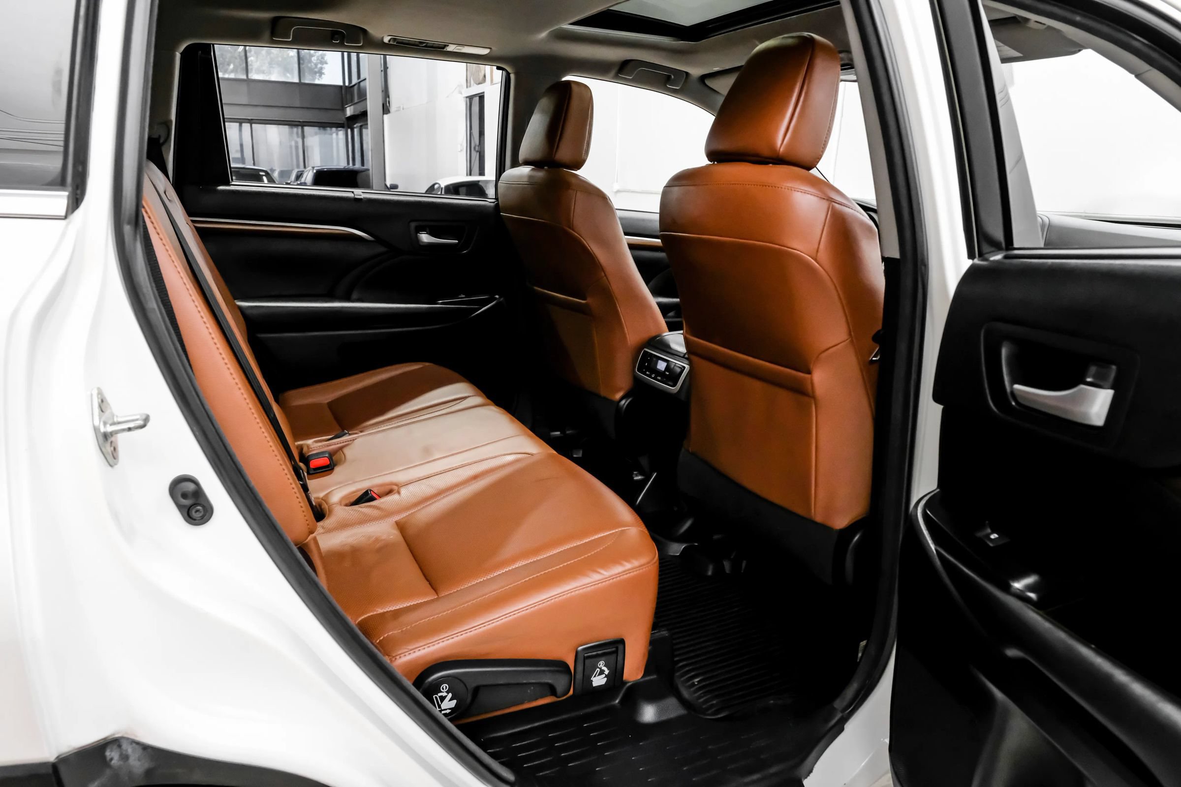 Used 2018 Toyota Highlander Limited FWD image 47