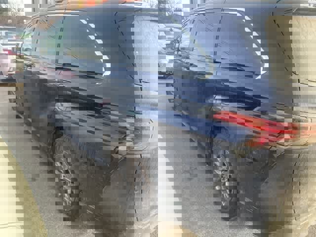 Used 2022 Toyota Sienna LE image 4