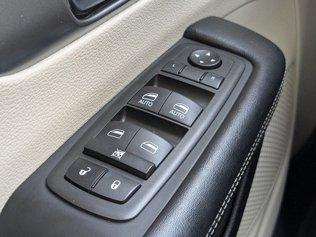 Used 2022 Chrysler Pacifica Touring-L image 25