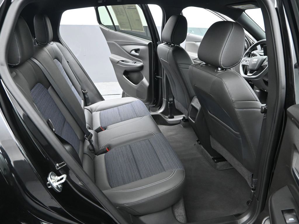 Used 2025 Buick Envista Preferred w/ Advanced Safety Package image 12