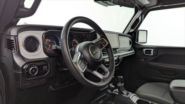 Used 2025 Jeep Wrangler Unlimited Sahara AWD/4WD image 23