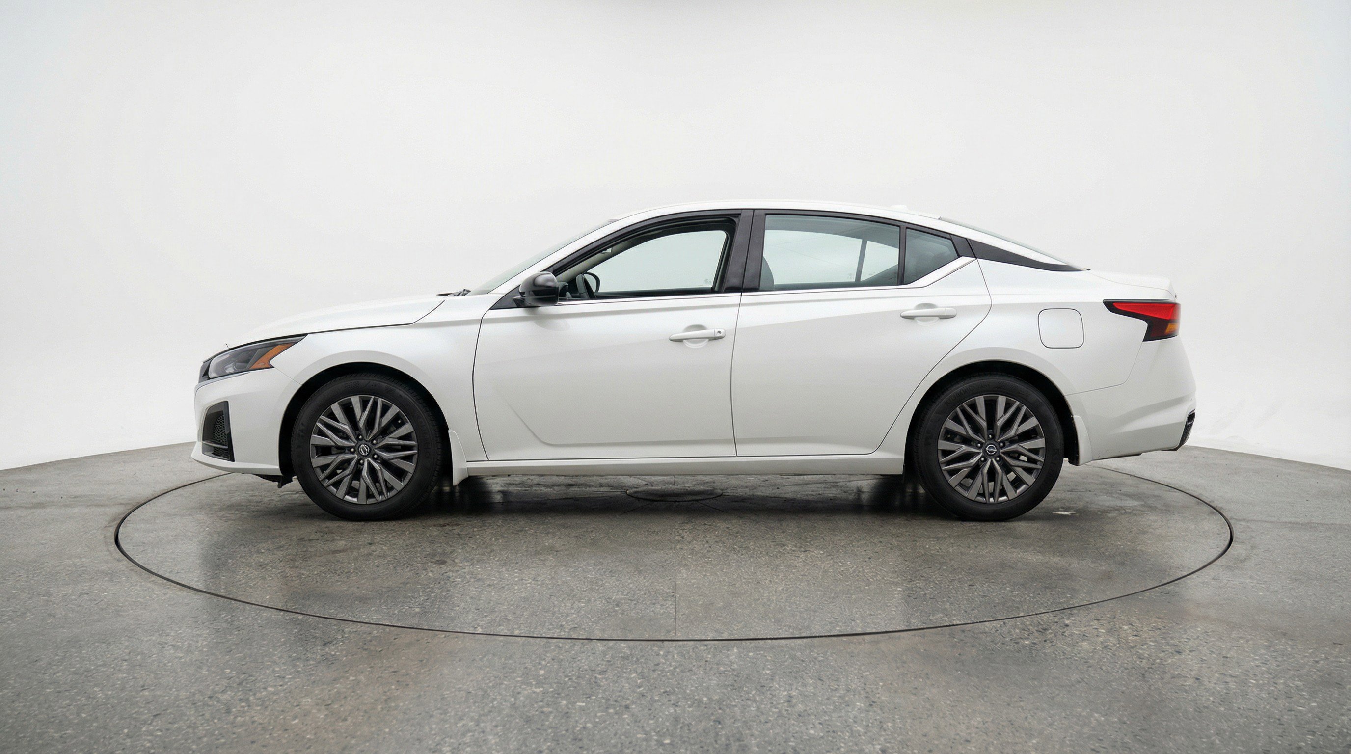 Used 2025 Nissan Altima 2.5 SV FWD image 5