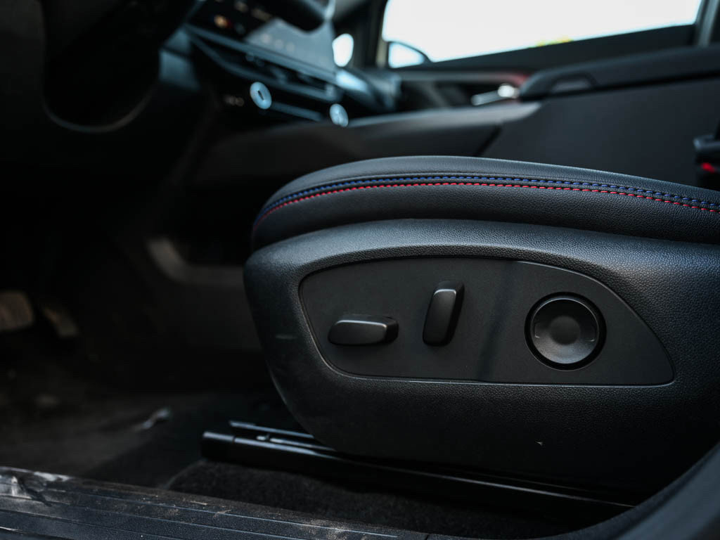 New 2025 Chevrolet Equinox EV RS w/ LPO, Trailering Package image 17