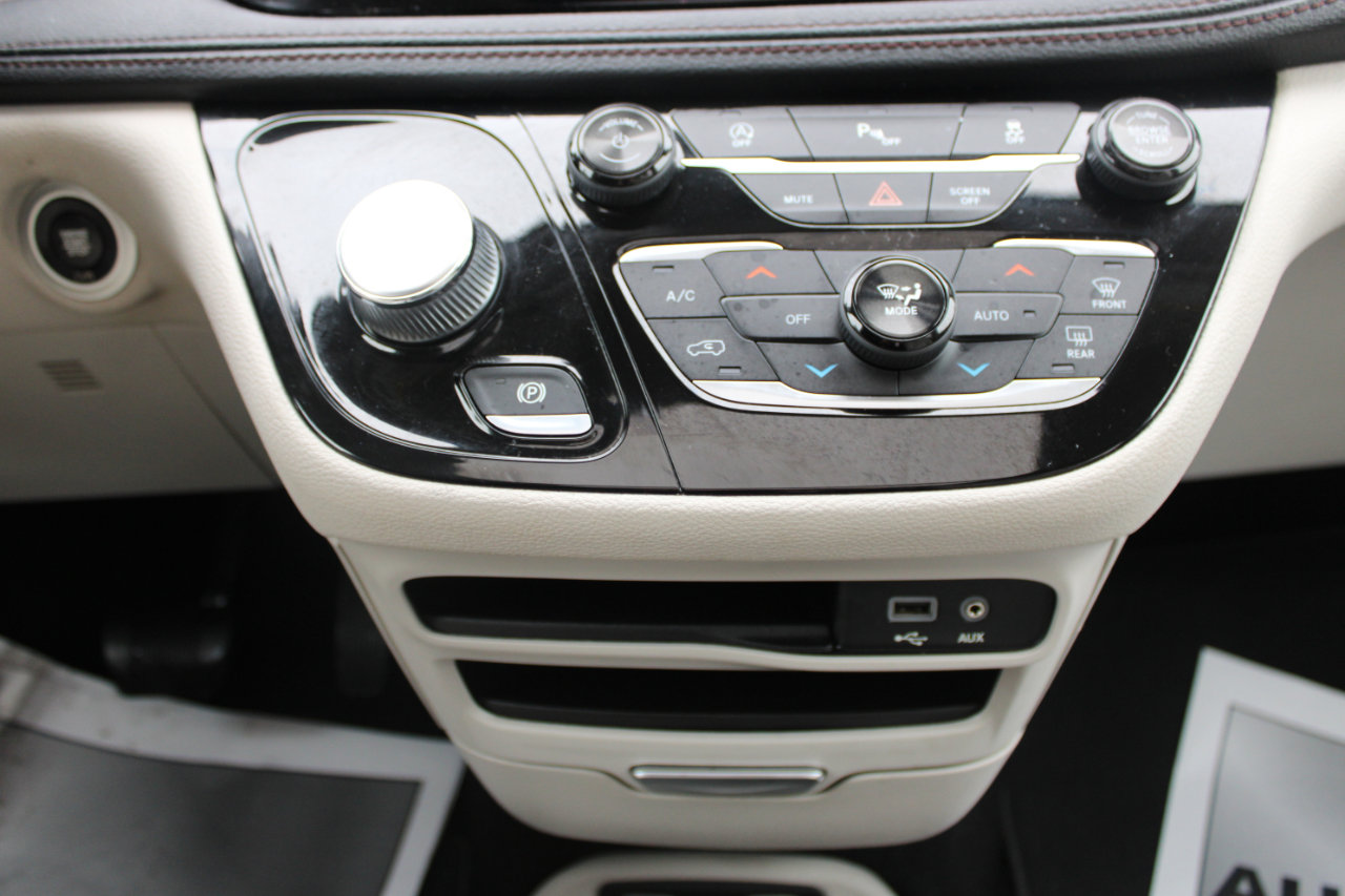 Used 2018 Chrysler Pacifica Limited image 27