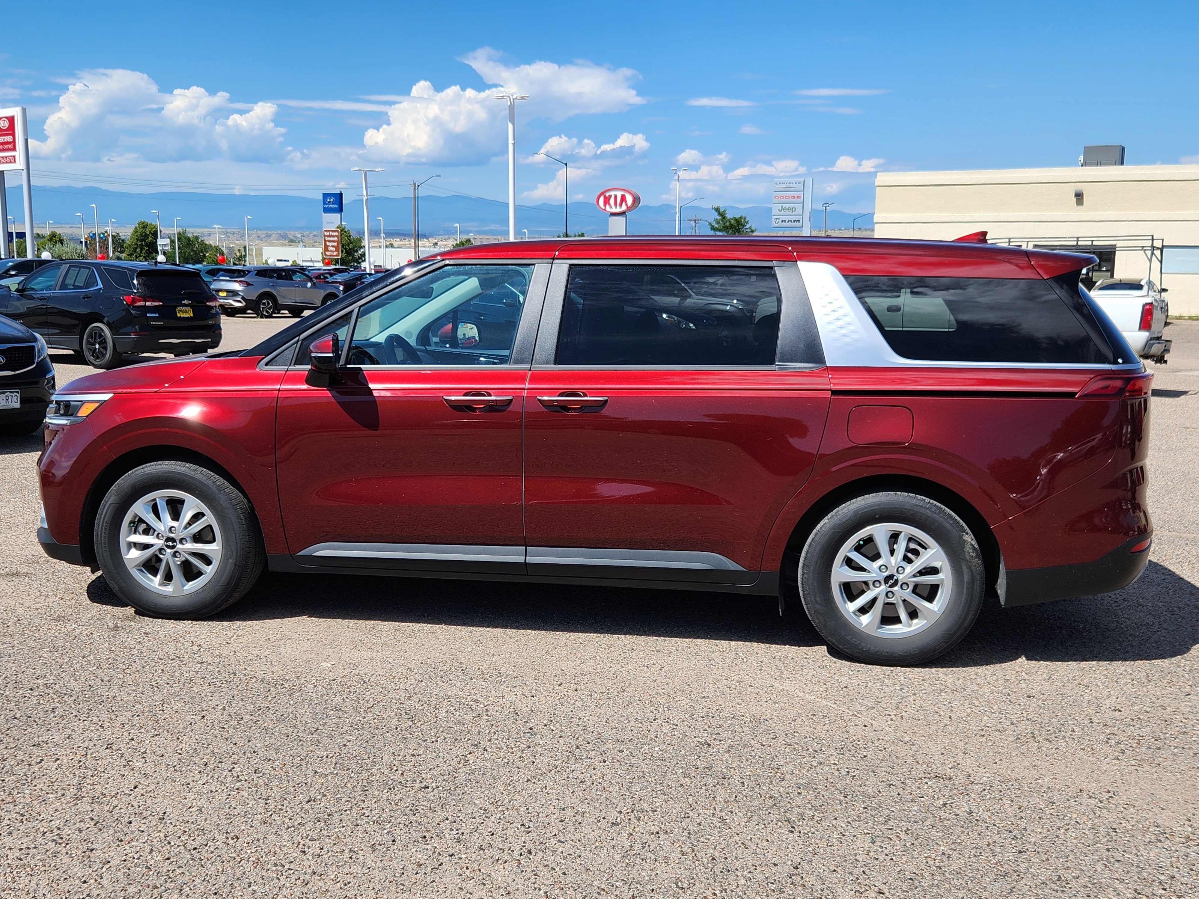 Used 2024 Kia Carnival LX image 2