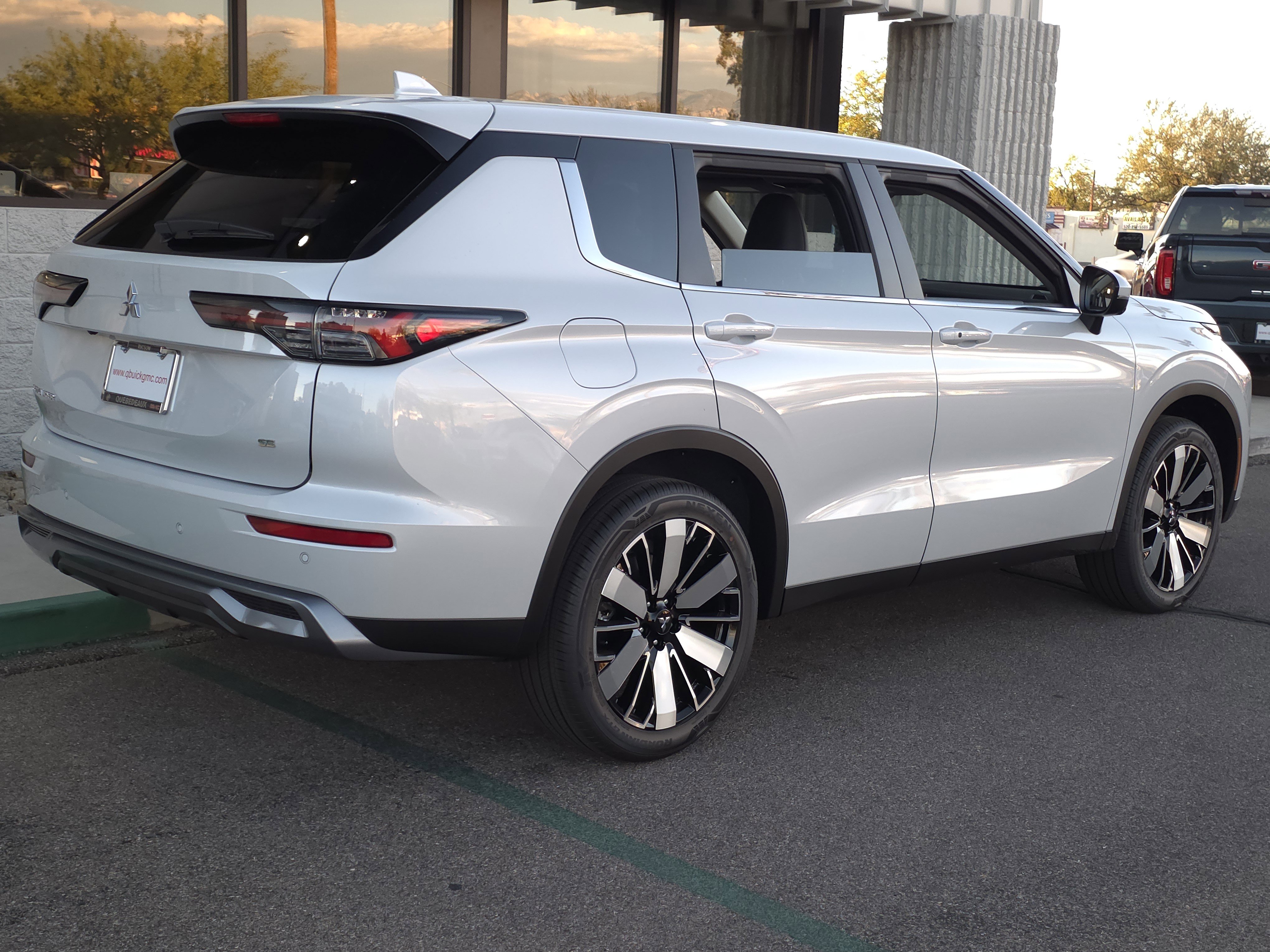 New 2025 Mitsubishi Outlander SE image 4