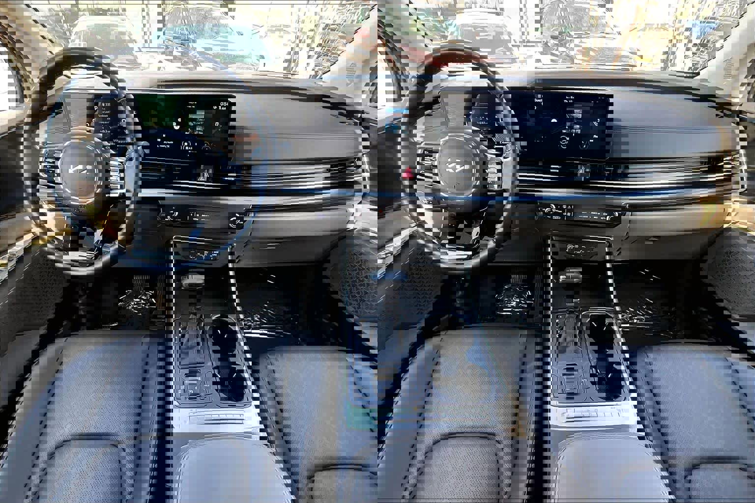 Used 2025 Kia Carnival image 12