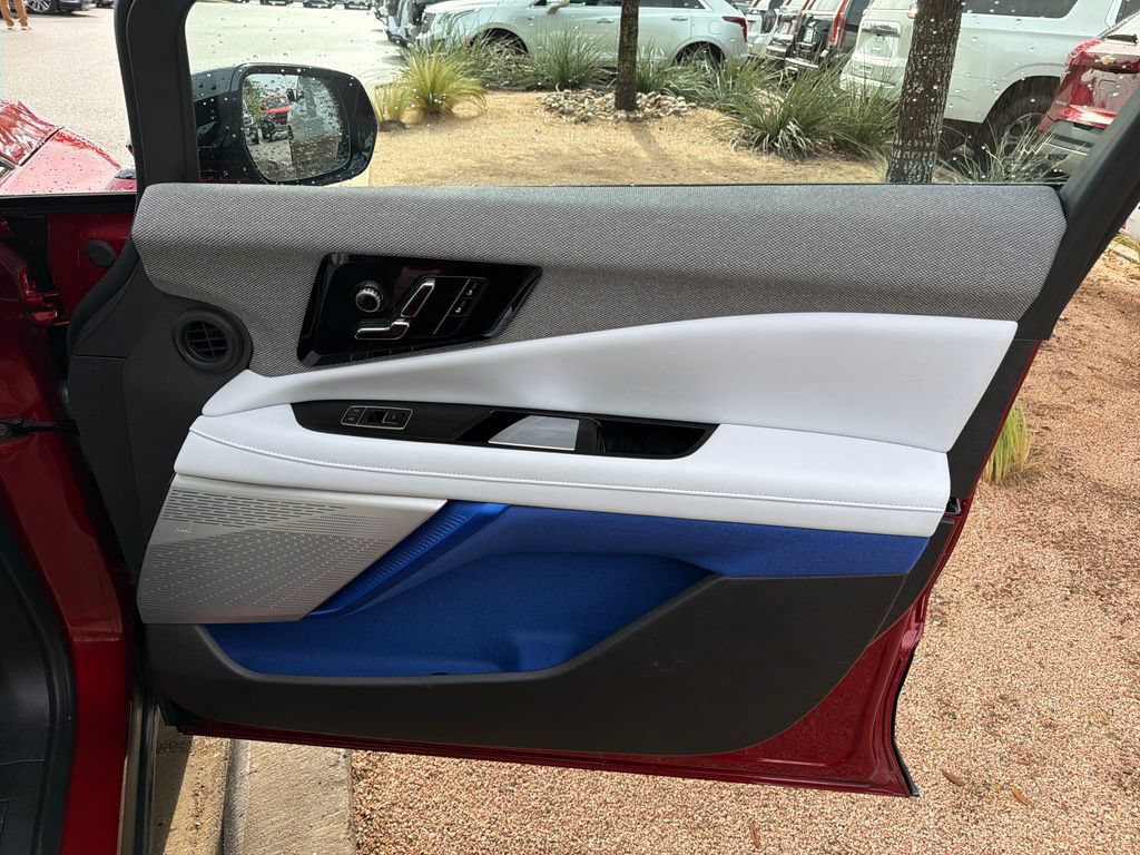 Certified 2025 Cadillac Optiq Sport 1 w/ LPO, Floor Liner Package AWD/4WD image 40