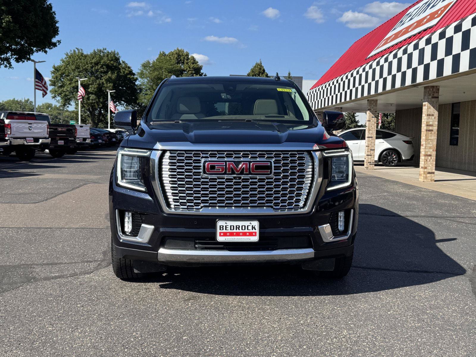 Used 2021 GMC Yukon Denali w/ Denali Premium Package AWD/4WD image 2