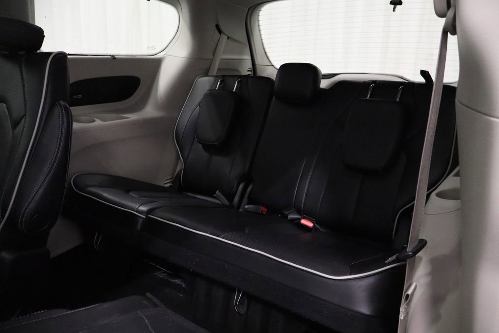 Used 2023 Chrysler Pacifica Limited image 13