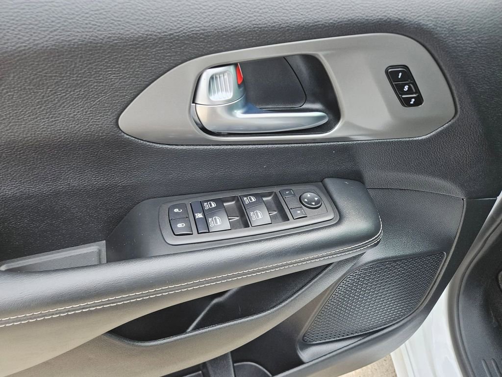 Used 2025 Chrysler Pacifica Select image 14