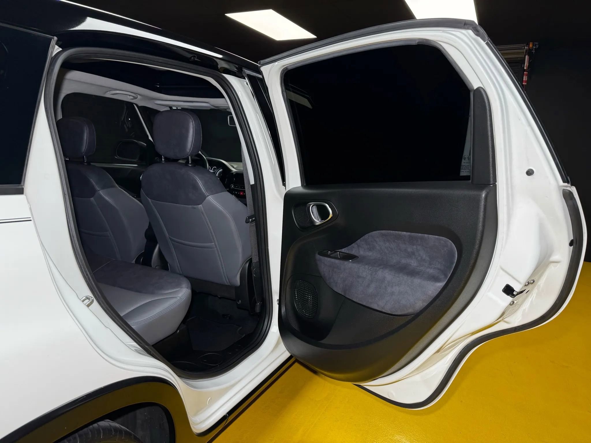 Used 2017 FIAT 500L Trekking w/ Dual-Pane Sunroof Package FWD image 19