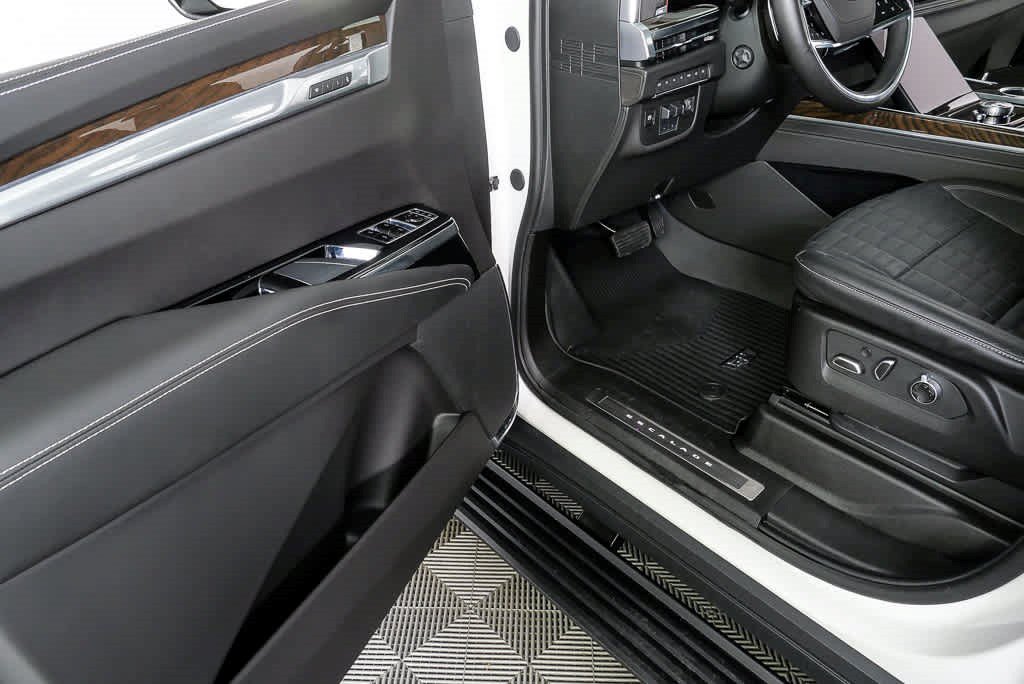 Certified 2025 Cadillac Escalade ESV Sport Platinum AWD/4WD image 9