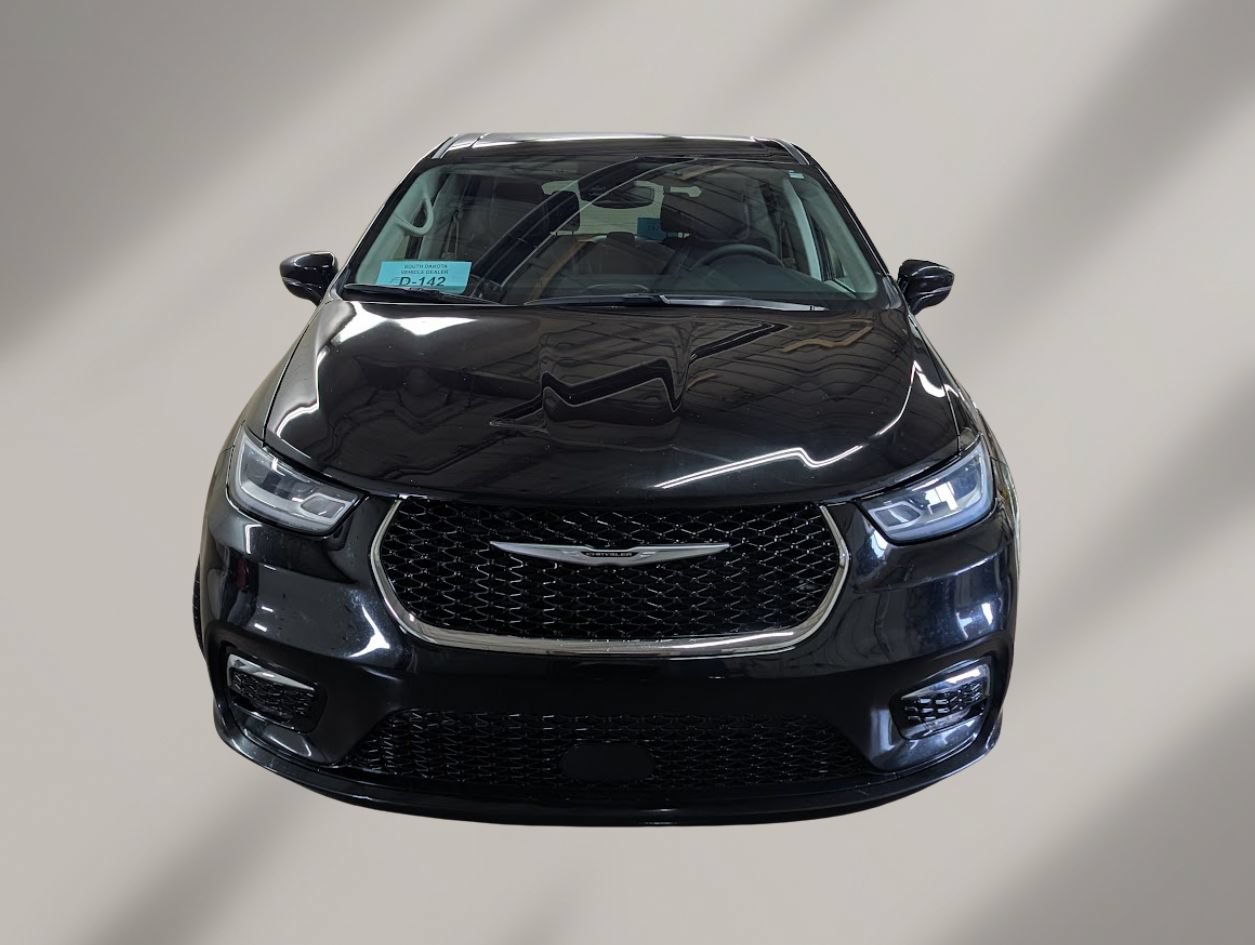 Used 2024 Chrysler Pacifica Touring-L FWD image 2
