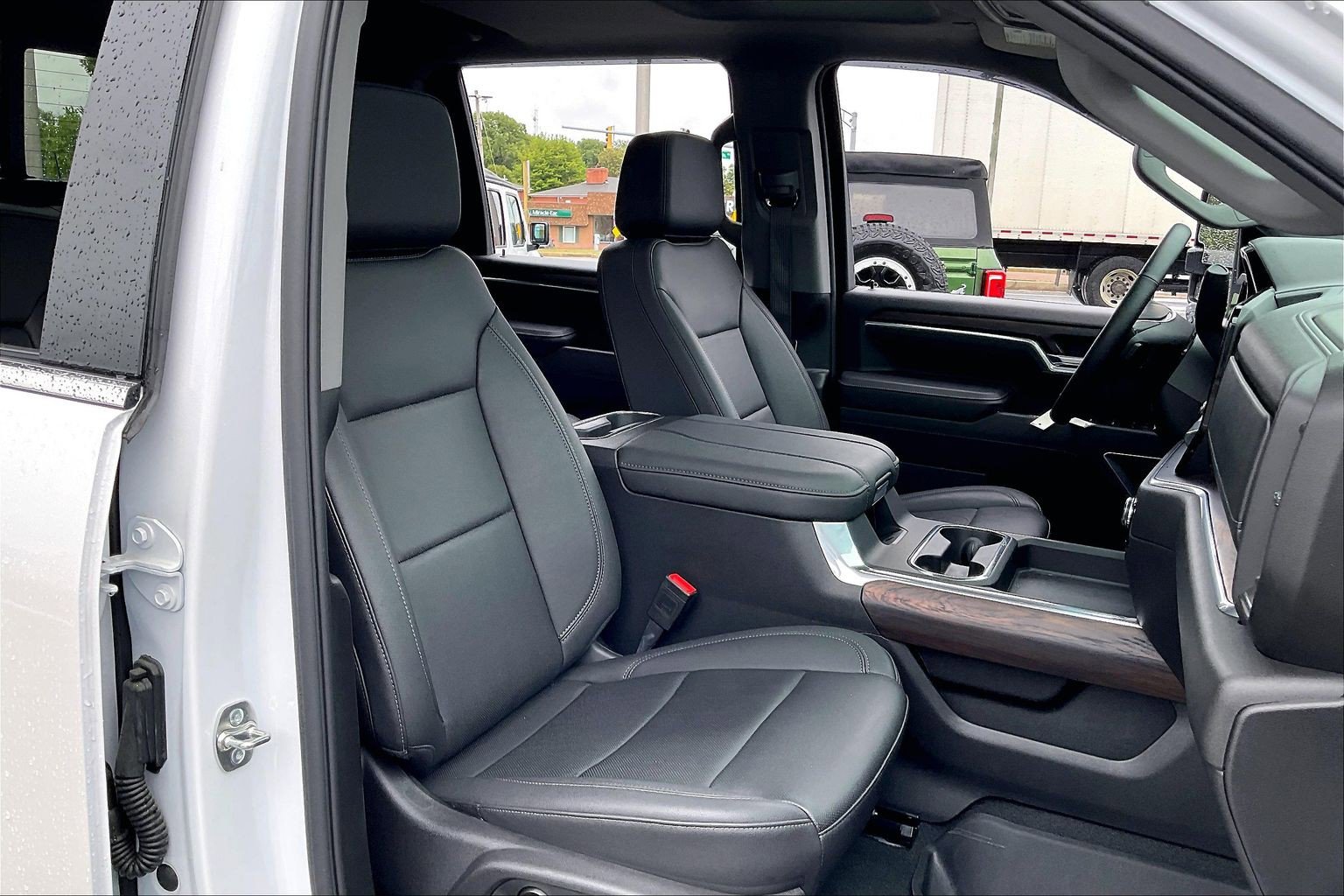 Used 2025 GMC Sierra 3500 SLT w/ SLT Premium Package AWD/4WD image 7