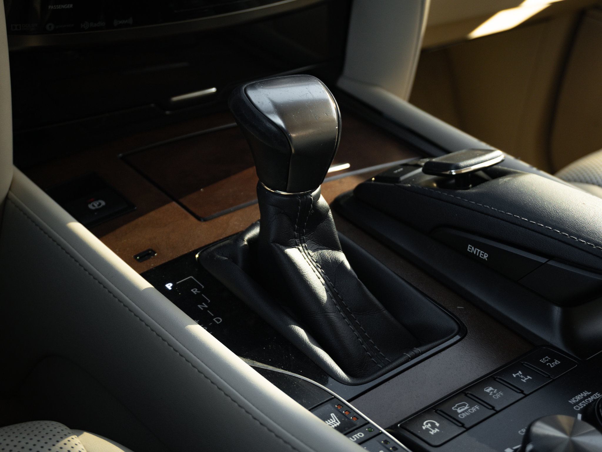 Used 2018 Lexus LX 570 4WD w/ Luxury Package image 24