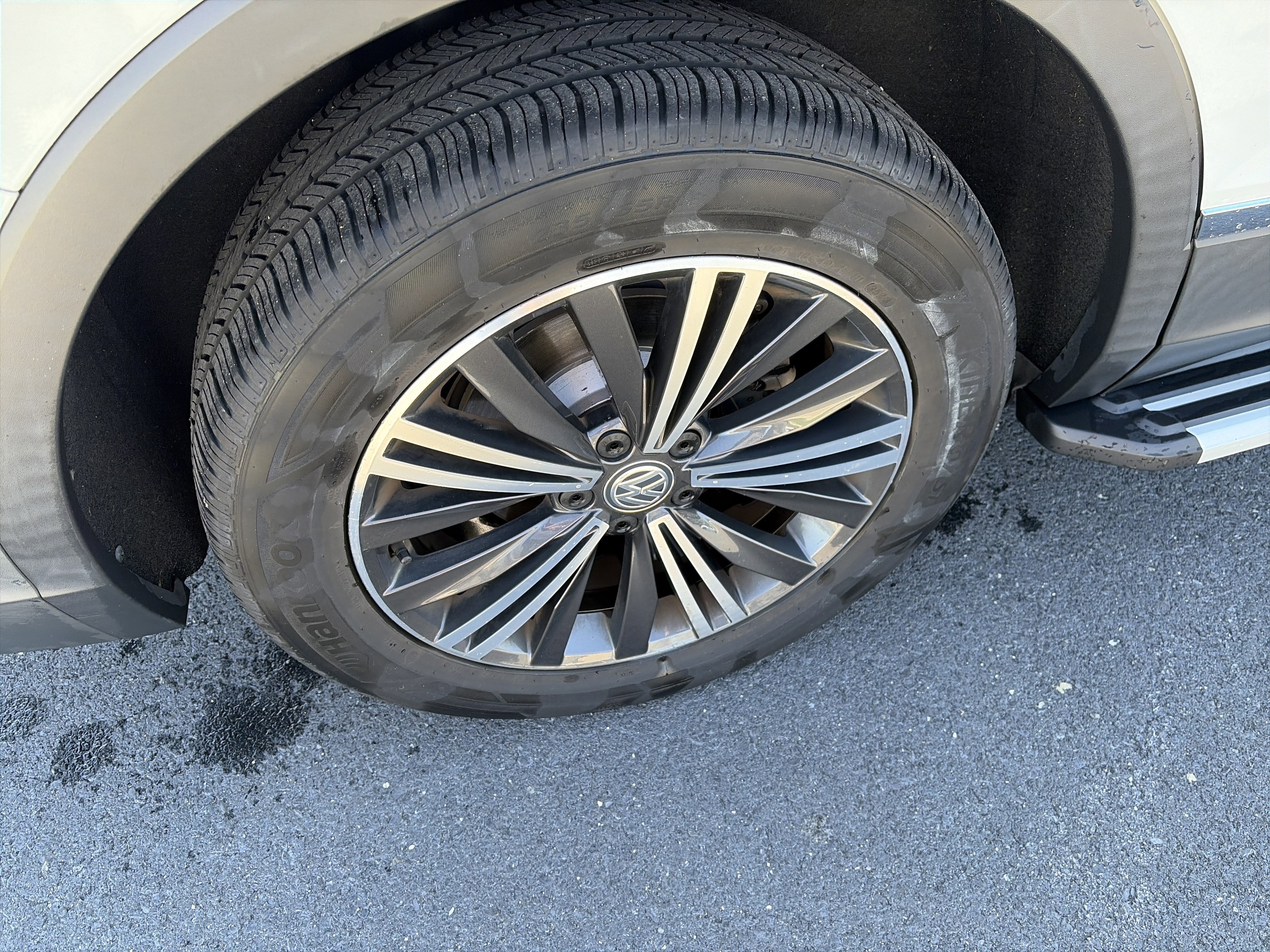 Used 2018 Volkswagen Tiguan SEL w/ 3rd Row Seat Package image 13