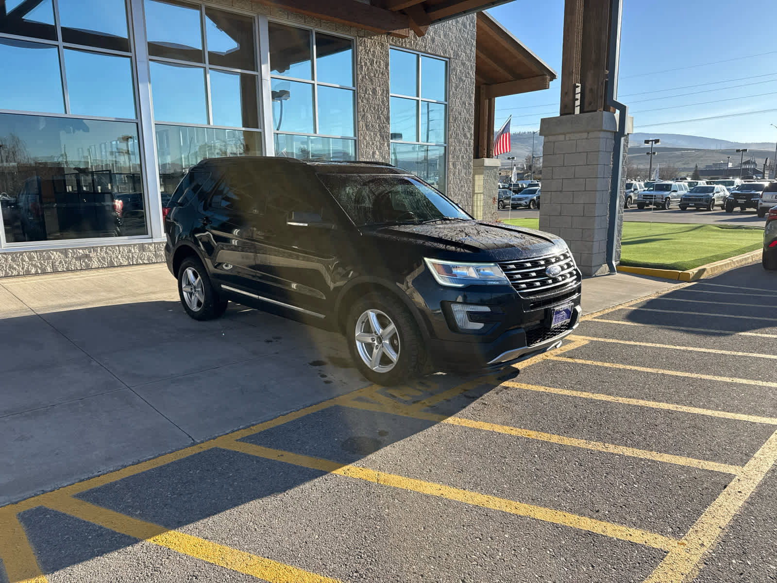 Used 2017 Ford Explorer XLT w/ Equipment Group 201A image 3