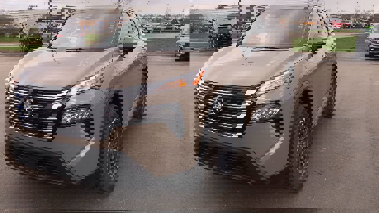 Used 2025 Nissan Rogue SV image 4