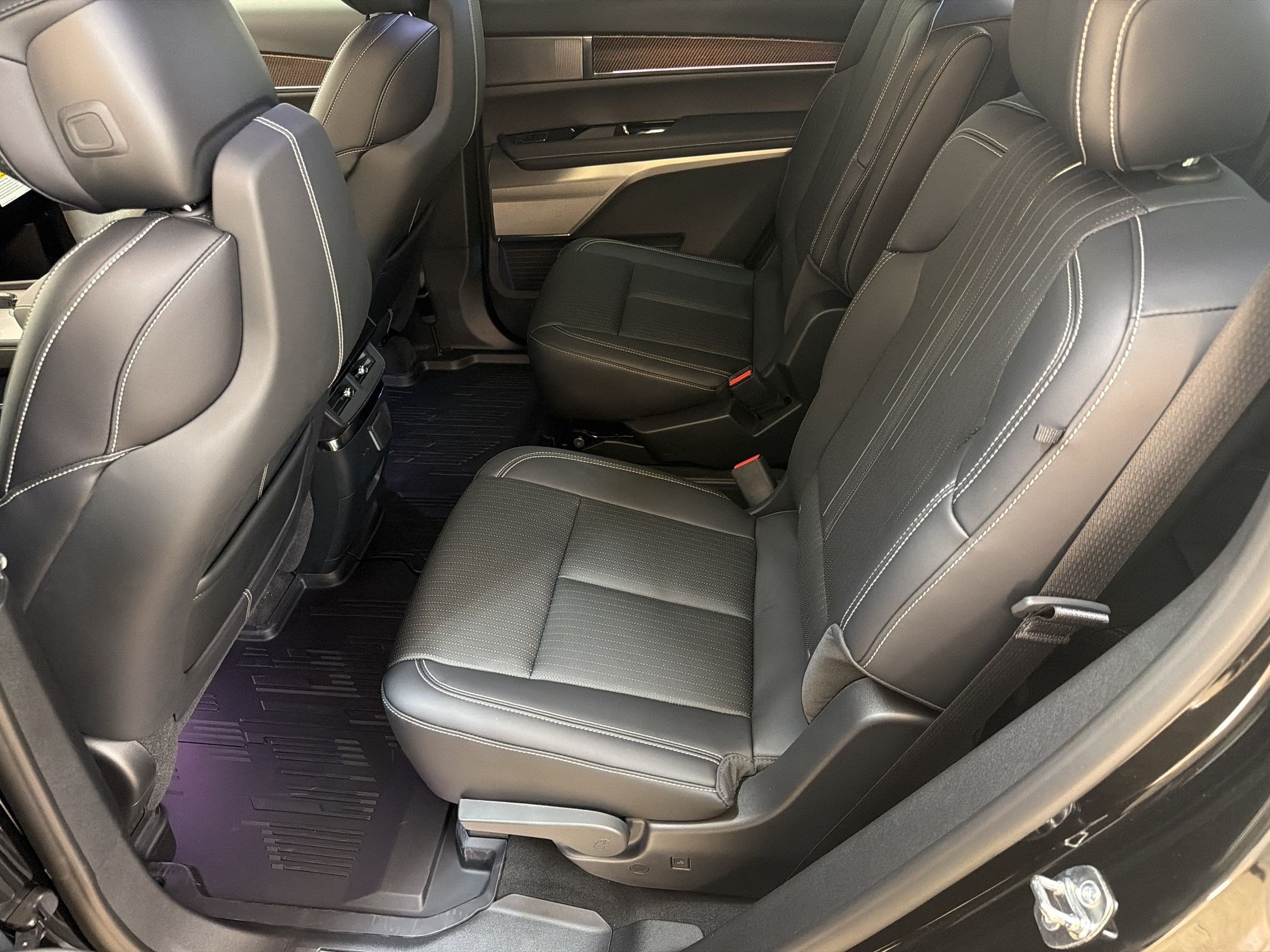 New 2027 Cadillac Vistiq Sport w/ LPO, Floor Liner Package AWD/4WD image 21