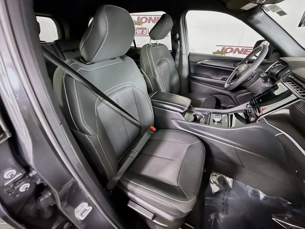 Used 2025 Jeep Grand Cherokee Laredo w/ MOPAR Finishing Package AWD/4WD image 30