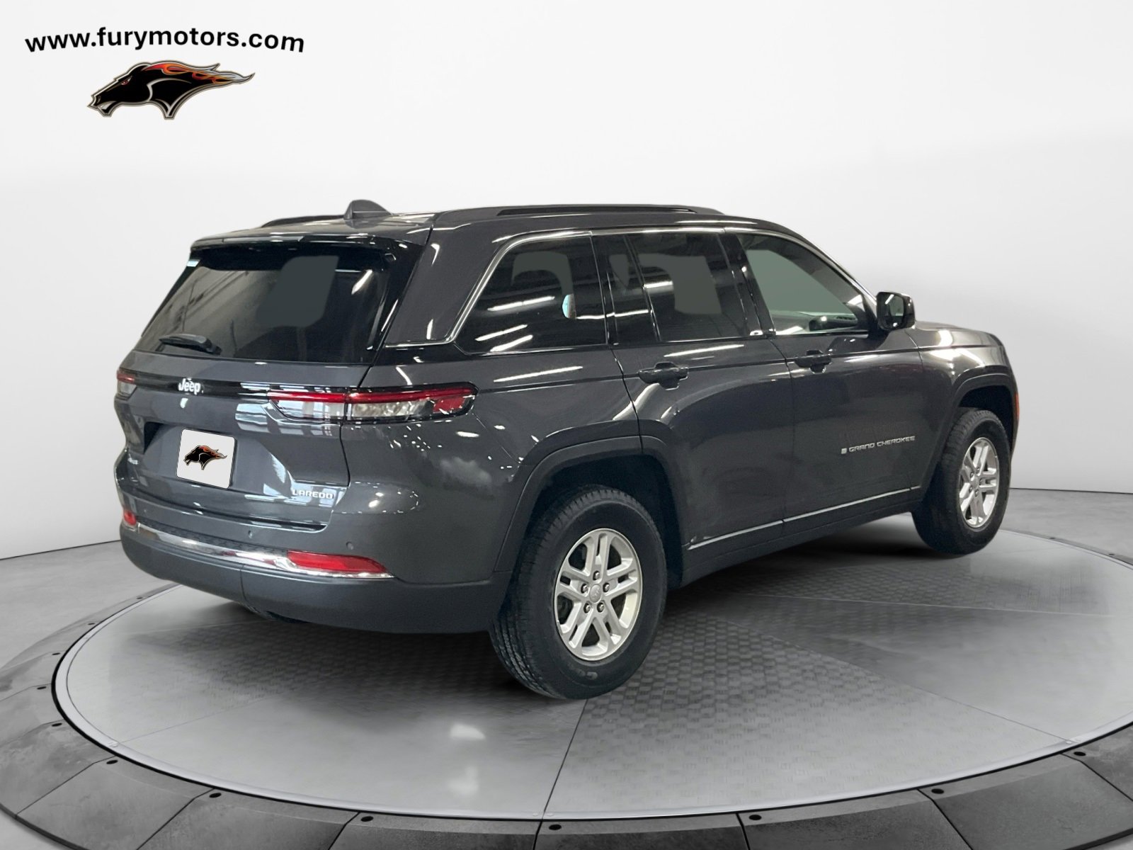 Used 2025 Jeep Grand Cherokee Laredo w/ Luxury Tech Group I image 3