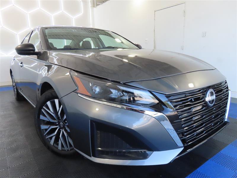Used 2025 Nissan Altima 2.5 SV FWD image 2