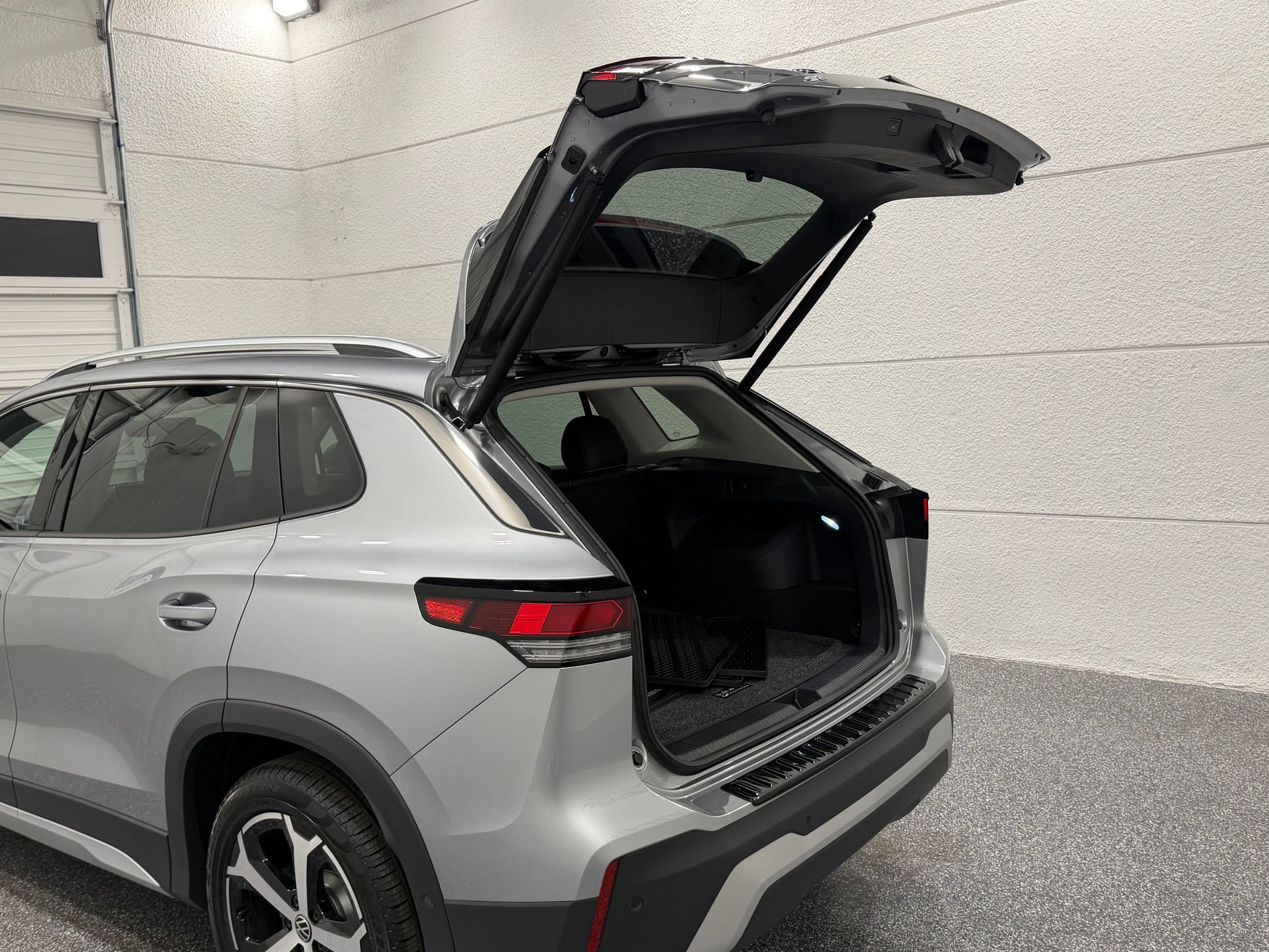 Used 2026 Volkswagen Tiguan SE FWD image 24