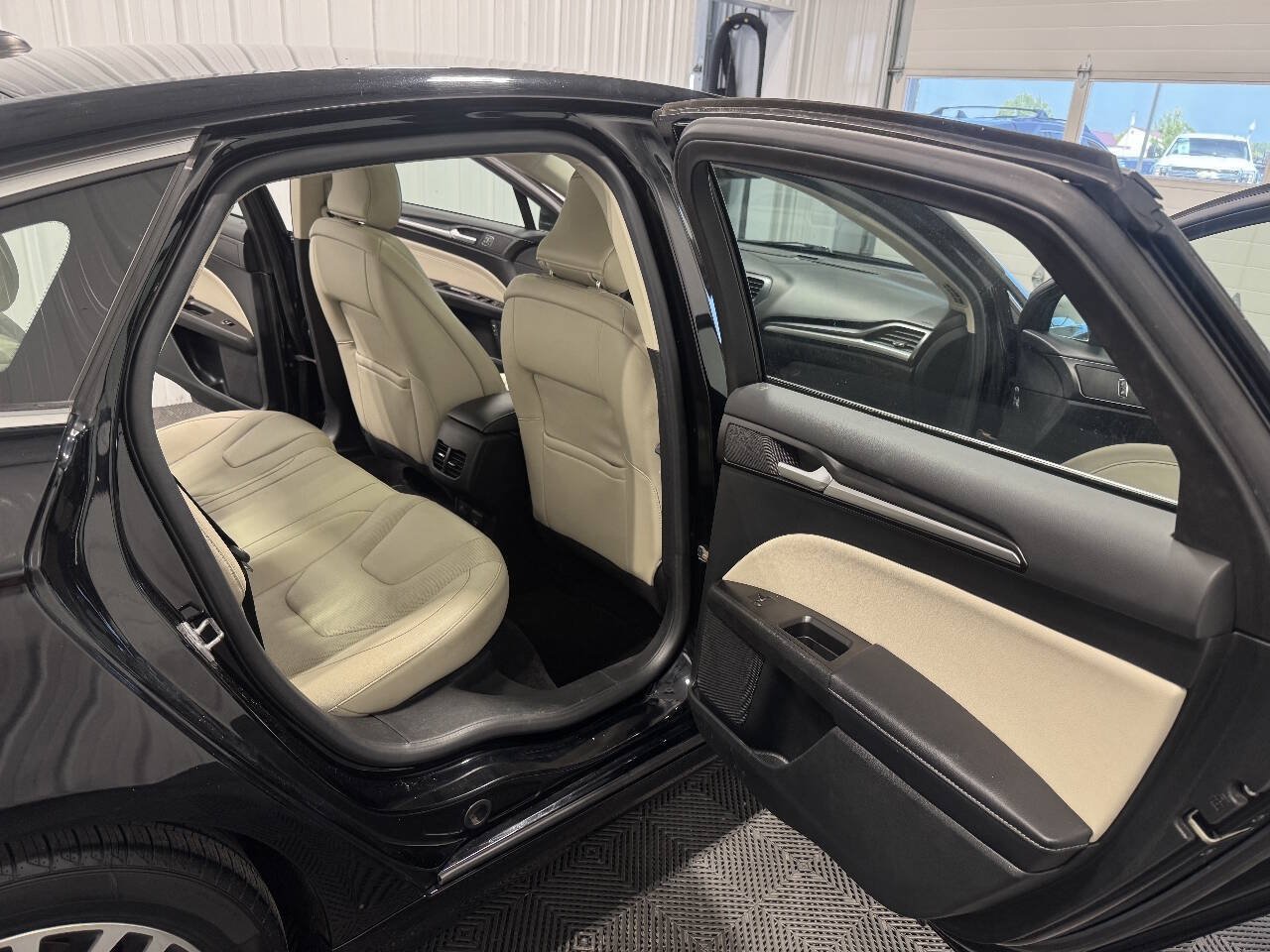Used 2017 Ford Fusion Energi Titanium FWD image 19