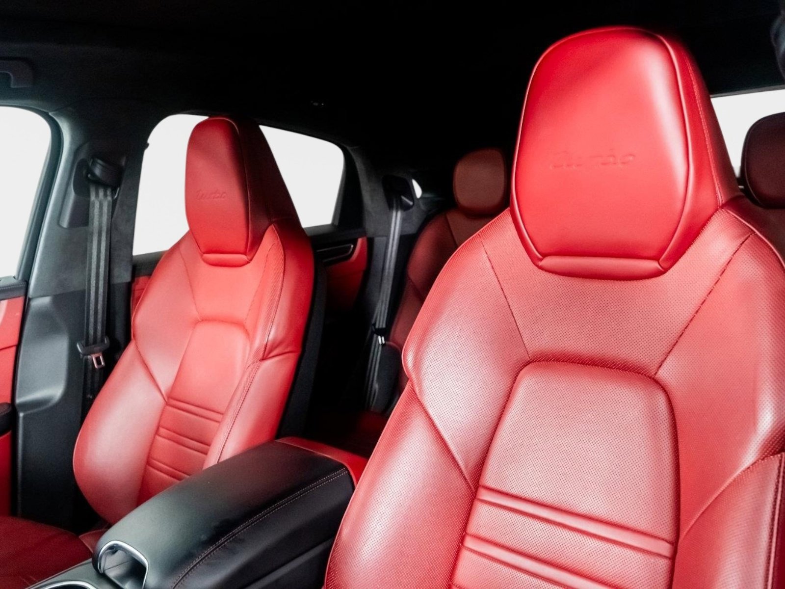 Used 2022 Porsche Cayenne Turbo image 3