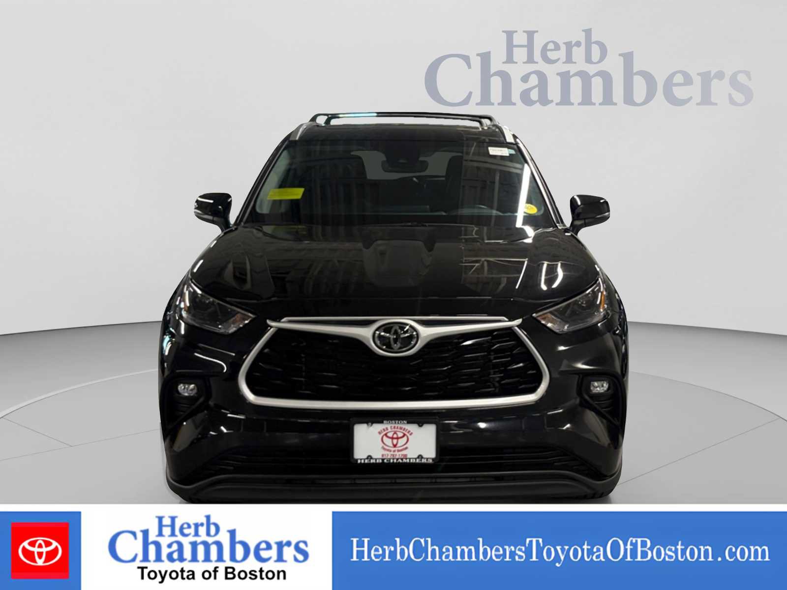Used 2023 Toyota Highlander XLE AWD/4WD image 2