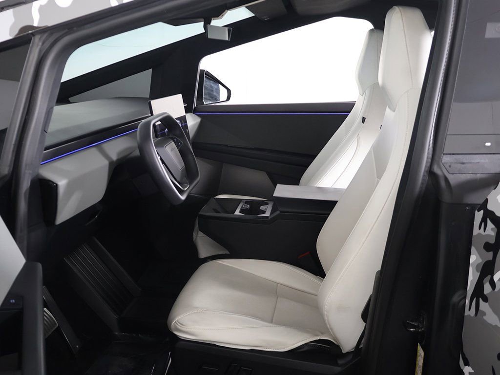 Used 2024 Tesla Cybertruck AWD Crew Cab image 31