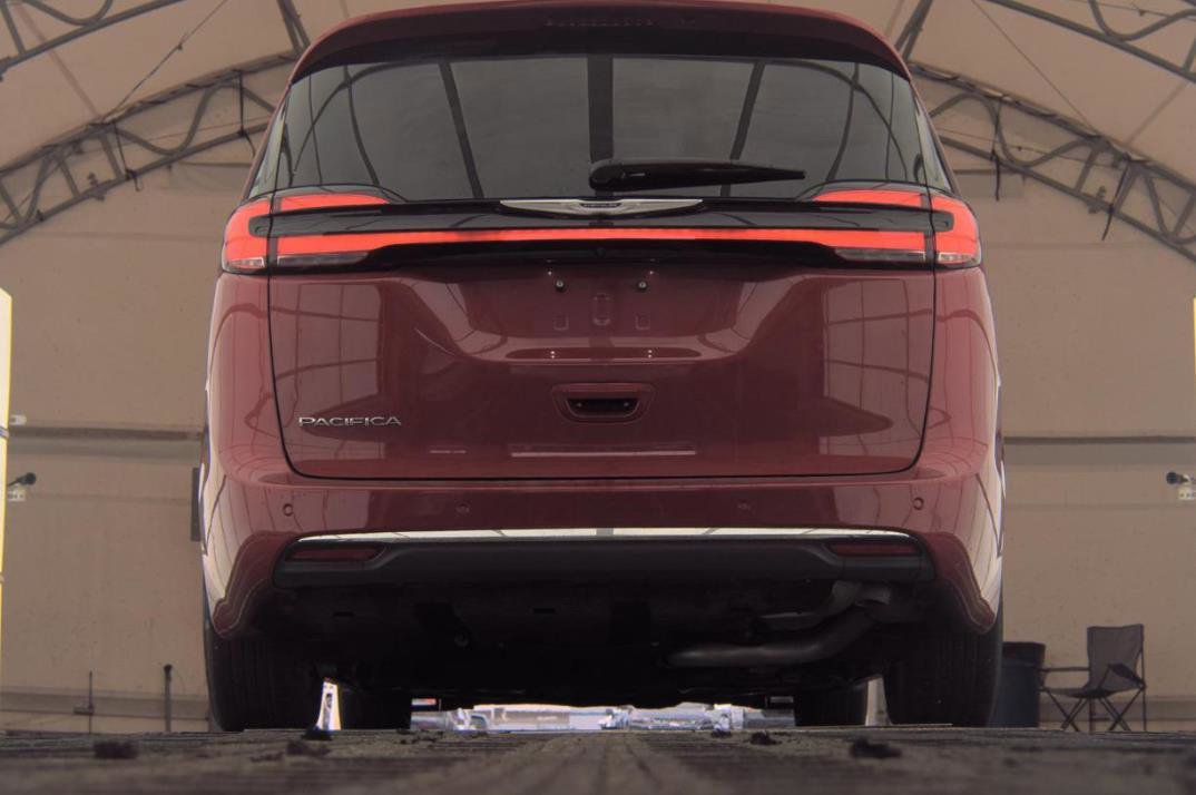 Used 2025 Chrysler Pacifica Select FWD image 17