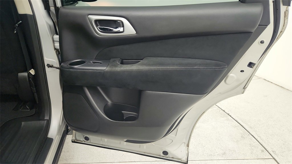 Used 2016 Nissan Pathfinder SV image 34