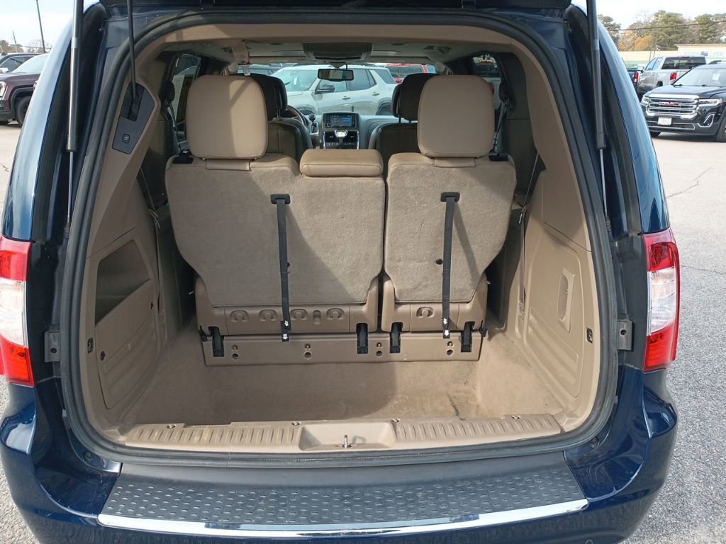 Used 2014 Chrysler Town & Country Touring-L w/ Driver Convenience Group image 17