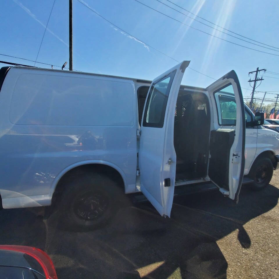 Used 2015 GMC Savana 2500 image 21