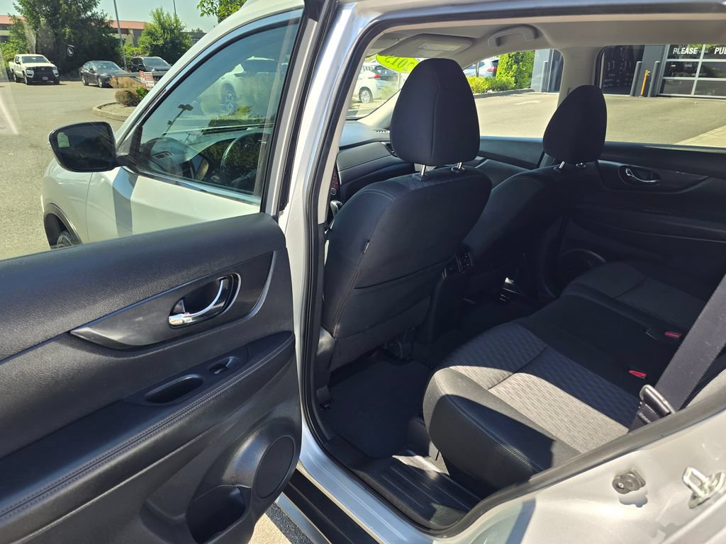 Used 2018 Nissan Rogue SV AWD/4WD image 15