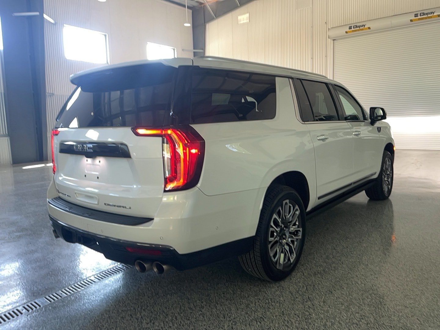 Used 2024 GMC Yukon XL Denali Ultimate AWD/4WD image 18
