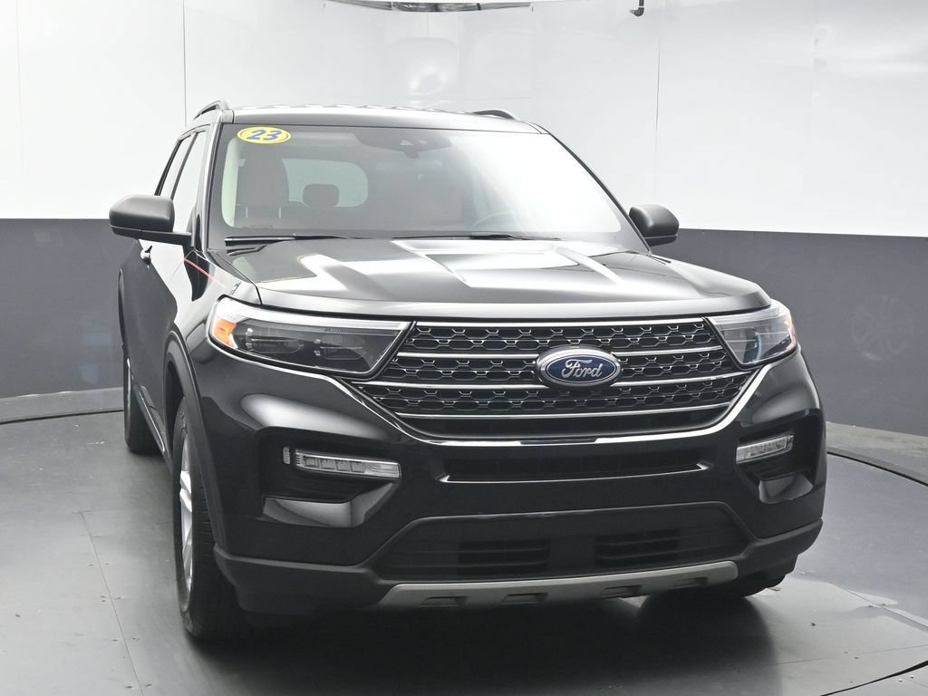 Used 2023 Ford Explorer XLT w/ Equipment Group 202A RWD image 2