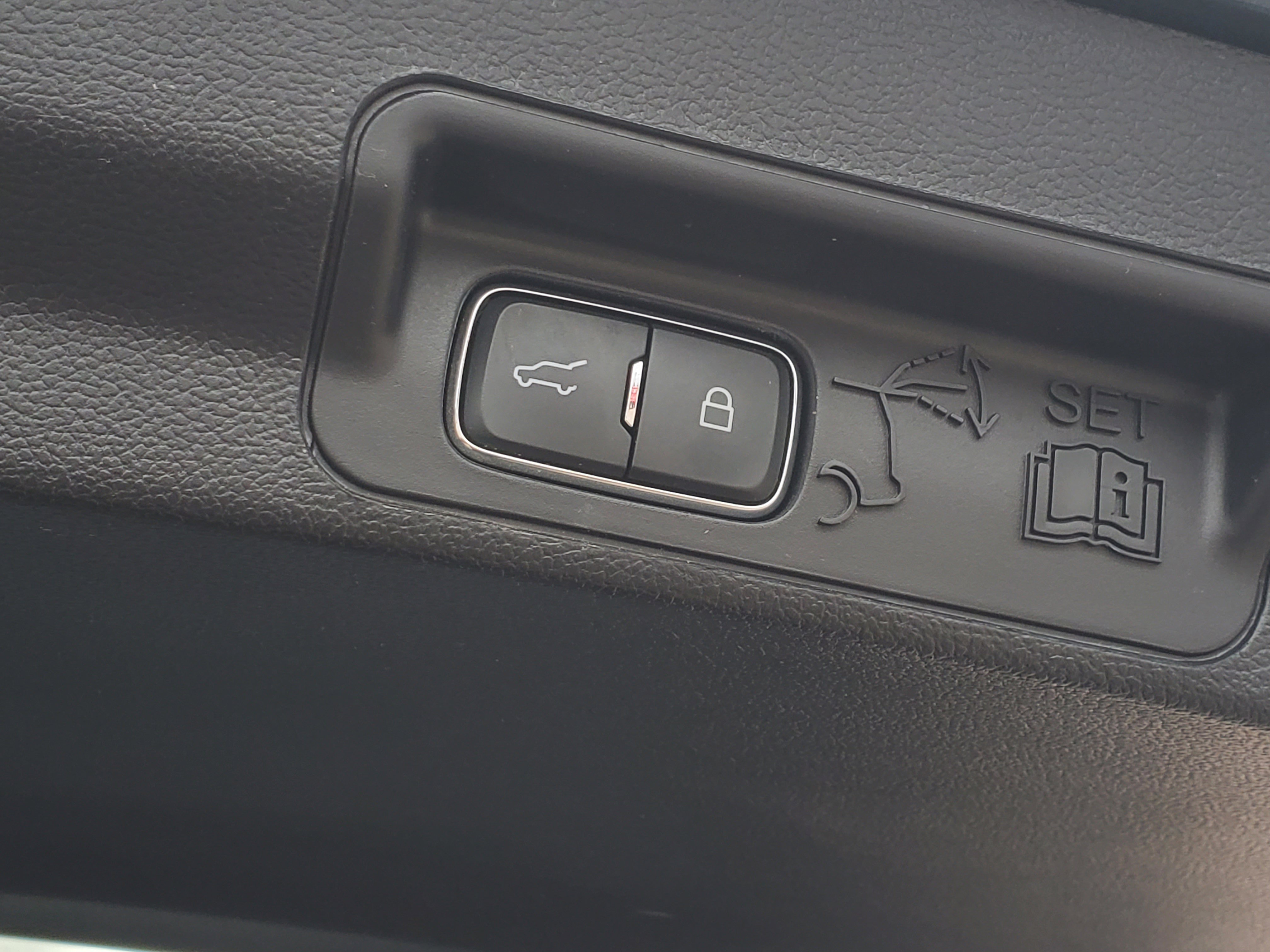 Used 2020 Ford Explorer XLT w/ Comfort Package image 7