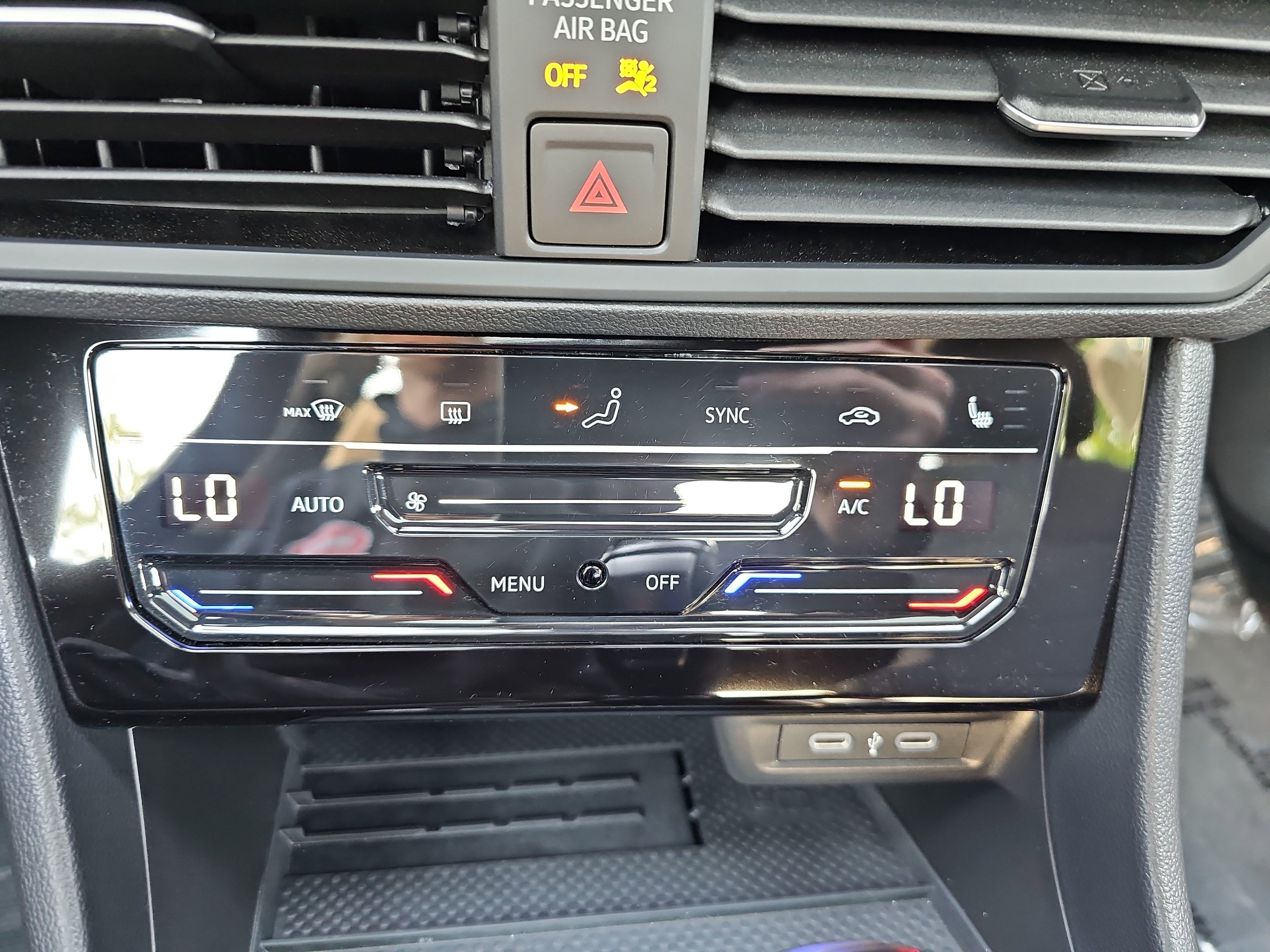 Used 2025 Volkswagen Jetta SE w/ Sunroof Package FWD image 22