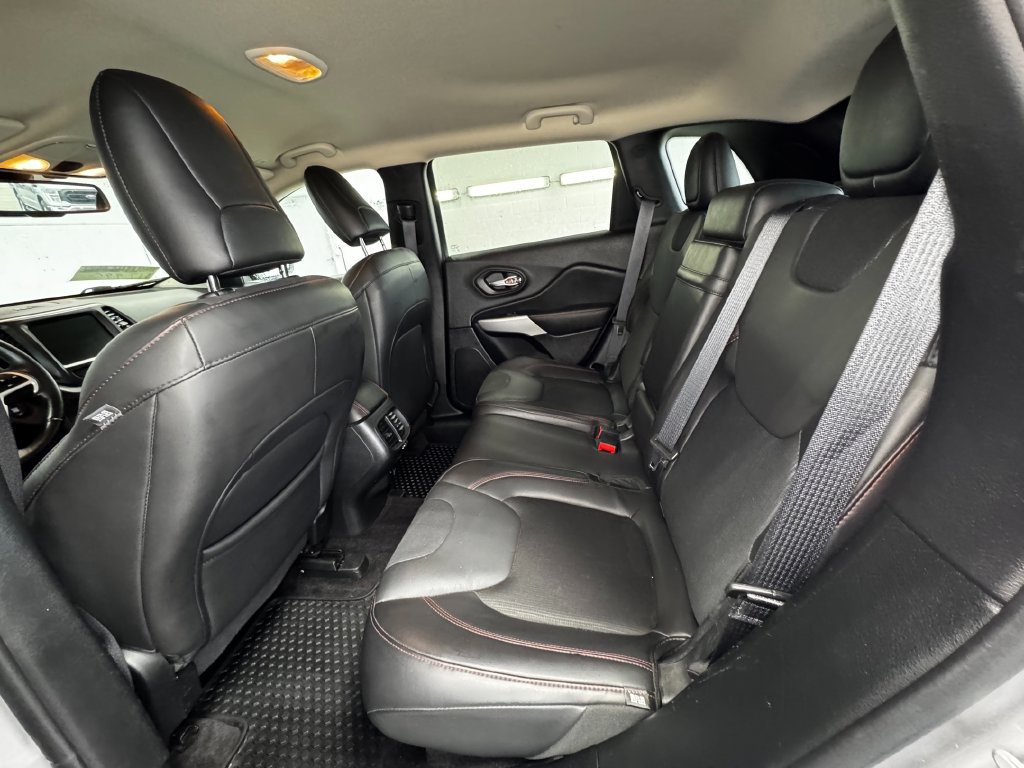 Used 2018 Jeep Cherokee Trailhawk w/ Comfort & Convenience Group AWD/4WD image 22
