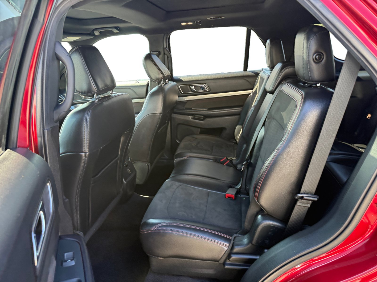 Used 2018 Ford Explorer XLT w/ Equipment Group 202A AWD/4WD image 16