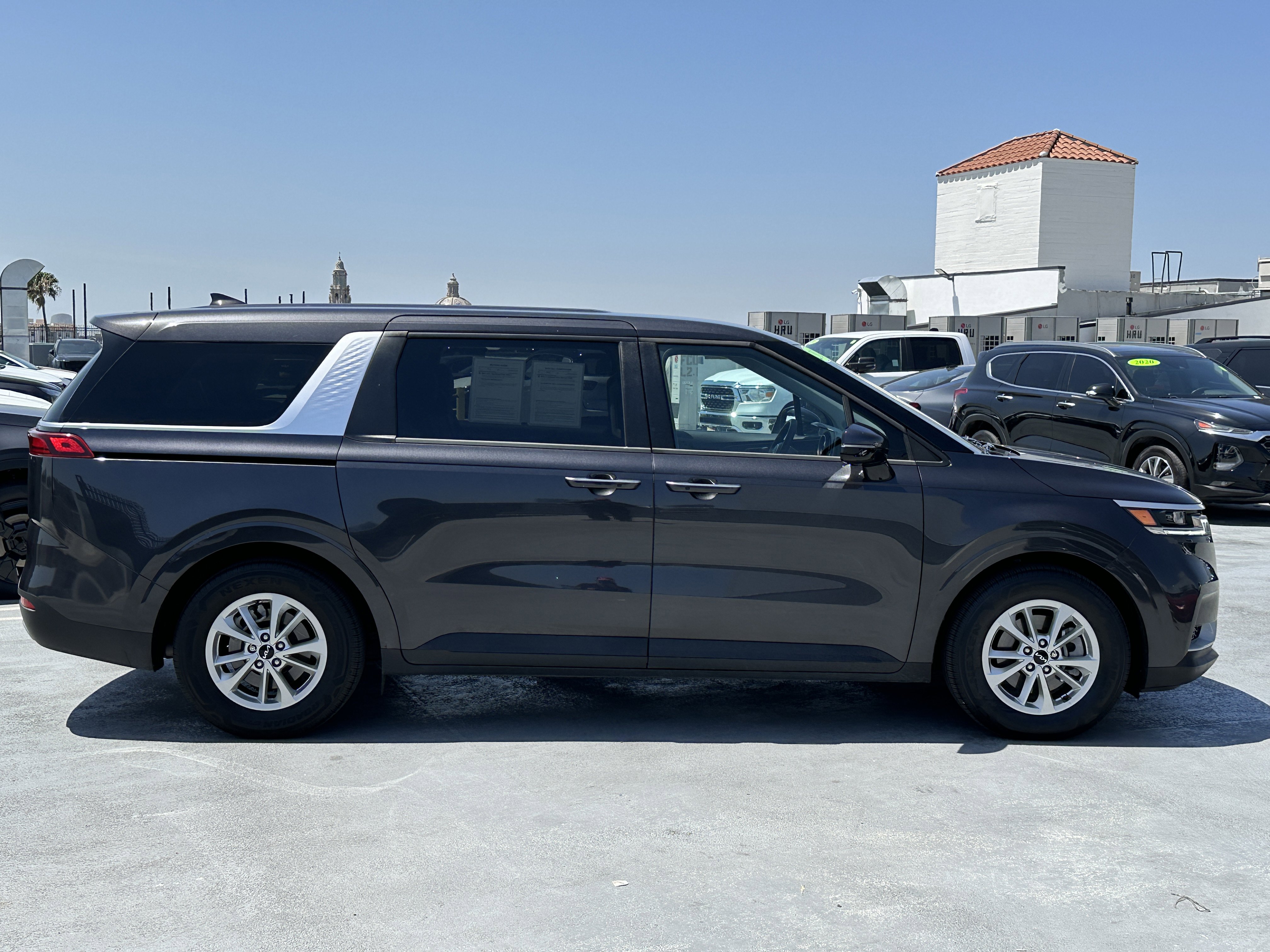 Used 2024 Kia Carnival LX FWD image 7