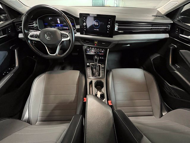 Used 2025 Volkswagen Jetta SE FWD image 17