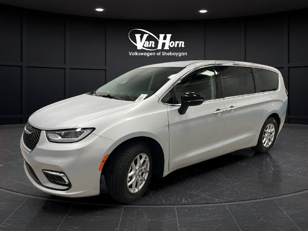 Used 2024 Chrysler Pacifica Touring-L FWD image 3