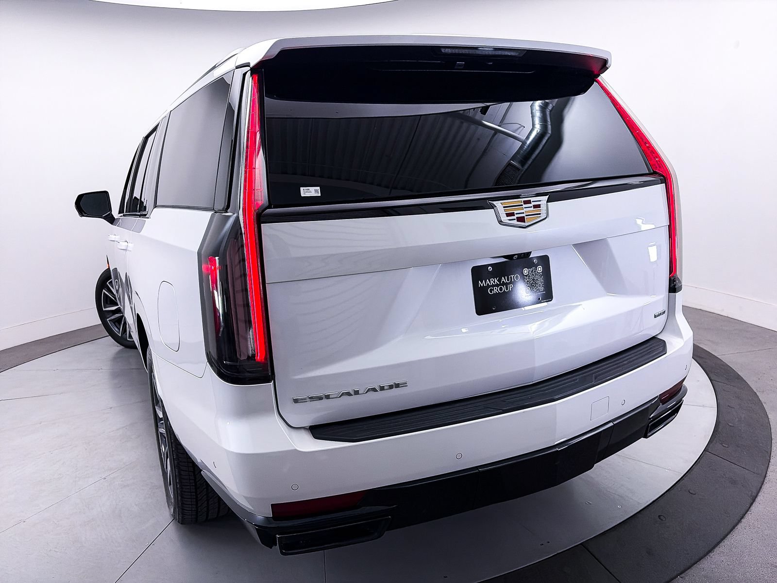 Used 2023 Cadillac Escalade ESV Sport Platinum AWD/4WD image 12