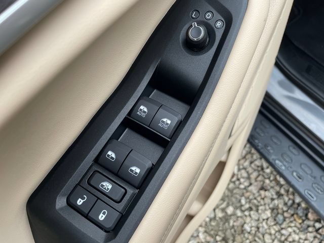 Used 2025 Jeep Grand Cherokee L Limited w/ Black Appearance Package AWD/4WD image 27